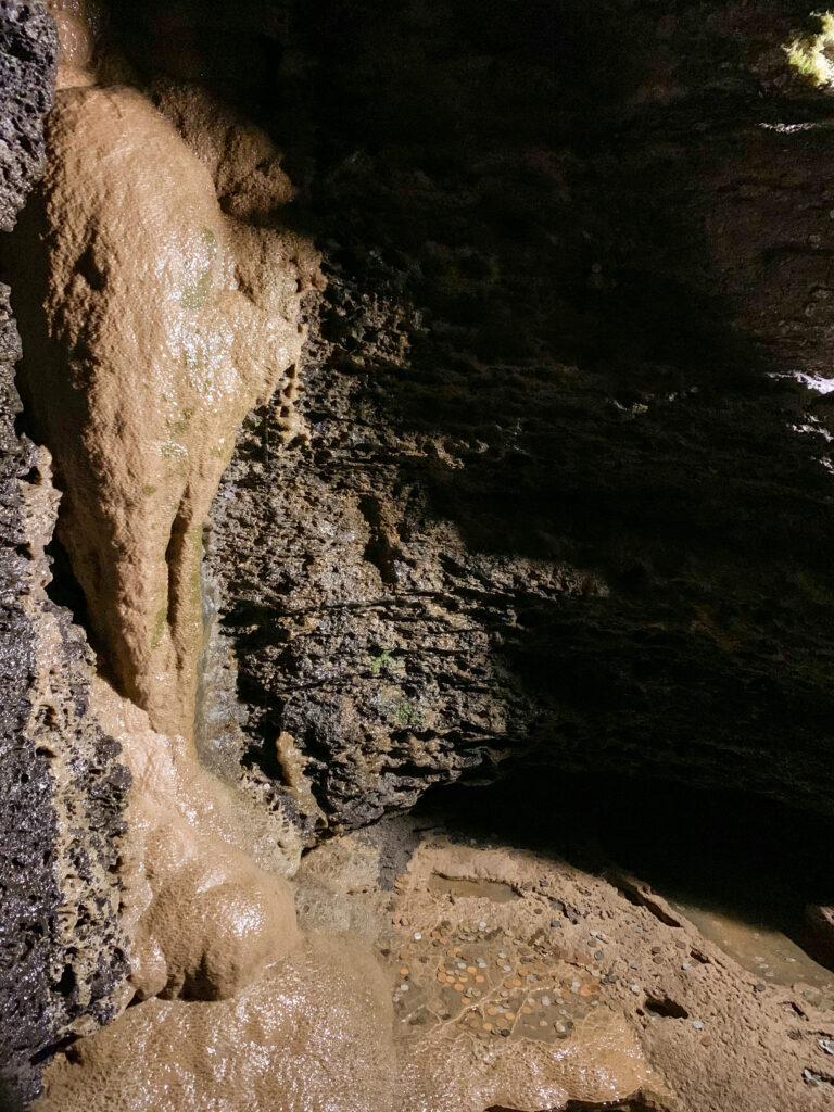 七ツ釜鍾乳洞の『金明の滝』