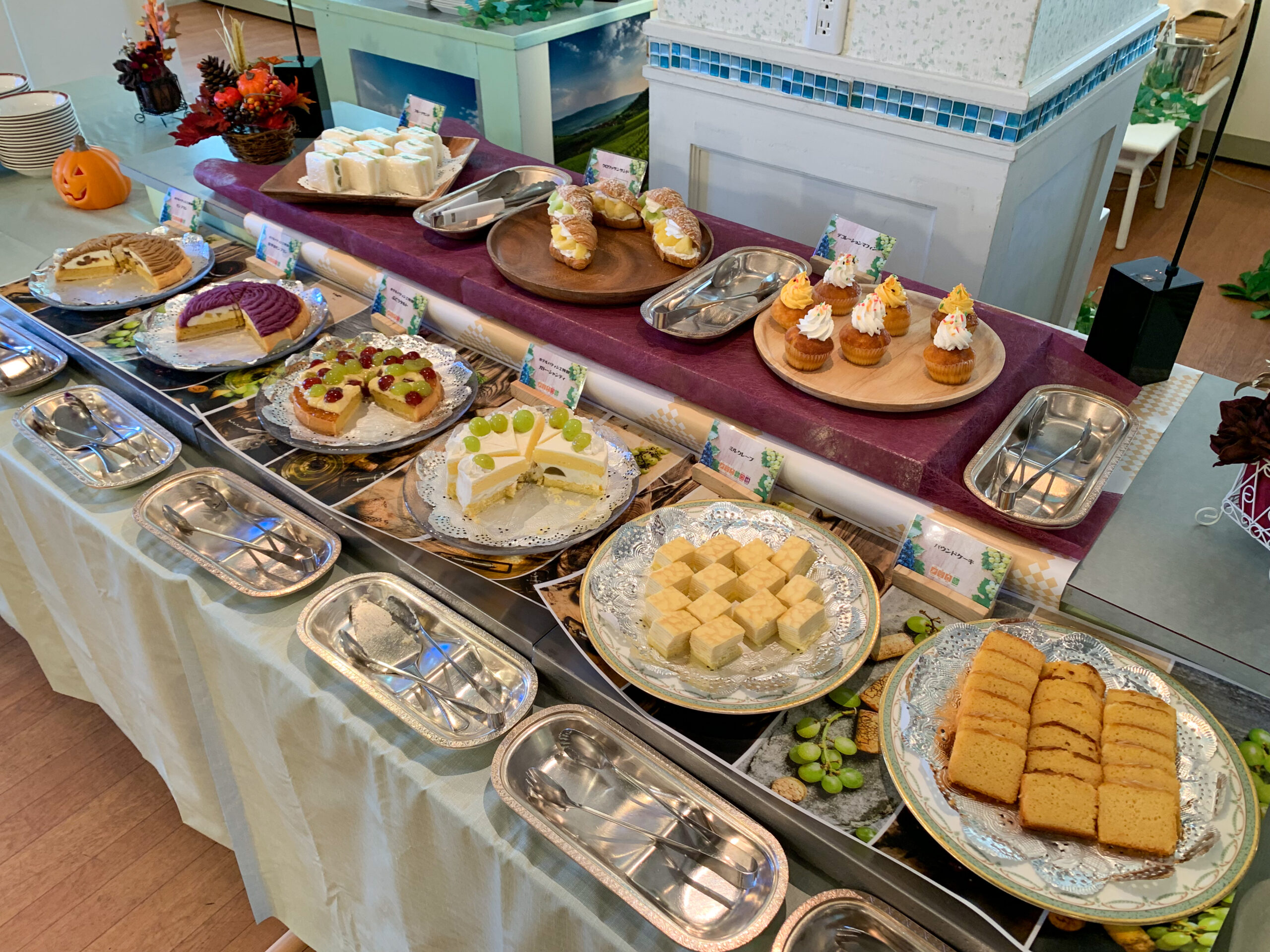 ハウステンボスのレストラン、トロティネの 『ぶどうとモンブランの食べ放題デザートランチブッフェ』の記事のアイキャッチ画像