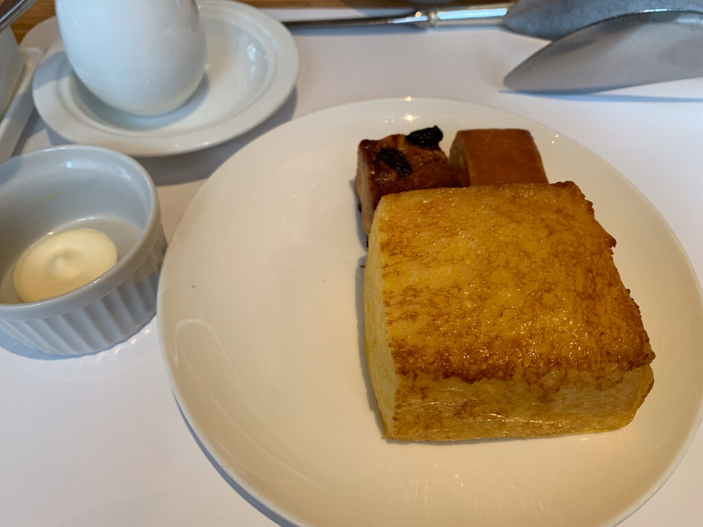 ホテルオークラ福岡のアフタヌーンティーのフレンチトーストとスコーンのアップ画像