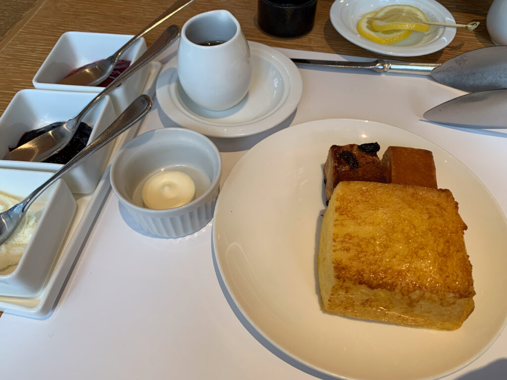 ホテルオークラ福岡のアフタヌーンティーのフレンチトーストとスコーン